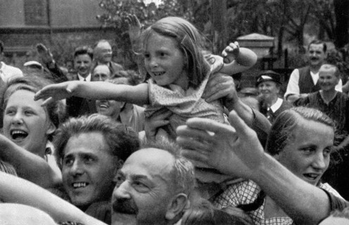 Adolf Hitler. Der Führer verläßt den Bauplatz des Hauses der Deutschen Kunst. Le chantier de la