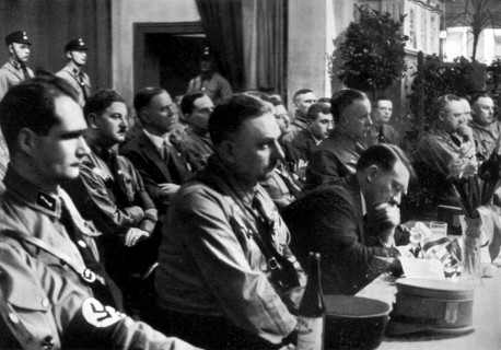 Adolf Hitler. Auf einer Tagung in der Kampfzeit. Ein Redner spricht, der Führer macht kurze Notizen