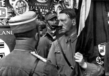 Adolf Hitler. Der Führer weiht die Standarten auf dem Parteitage der Freiheit. Le Führer salue les