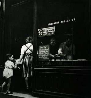 Alertes et plats cuisinés. Restaurant pendant l'Occupation. La pancarte informe le consommateur que