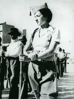 1936. Guerre d'Espagne: Une combattante en arme et en uniforme.