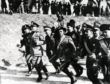 Mussolini et ses bersagliers, 1938