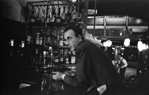 Client d'un bar parisien en 1958