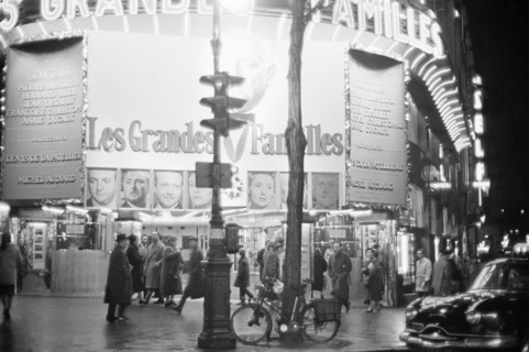 Le film "Les Grandes Familles" à l'affiche dans un cinéma parisien, 1958