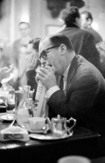 Clients attablés aux Deux Magots à Paris, 1958