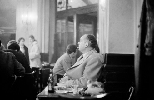 Clients attablés aux Deux Magots à Paris, 1958