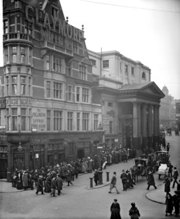A large queue outside the Lyceum Theatre, London, 1909