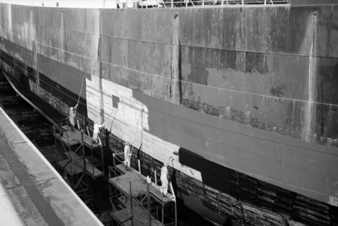 Men painting at Tilbury, Essex, c1945-c1965