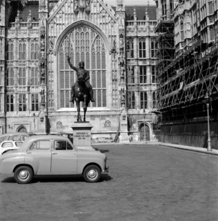 Richard Coeur de Lion and a 'Baby Austin' in Old Palace Yard, London, c1945-c1965