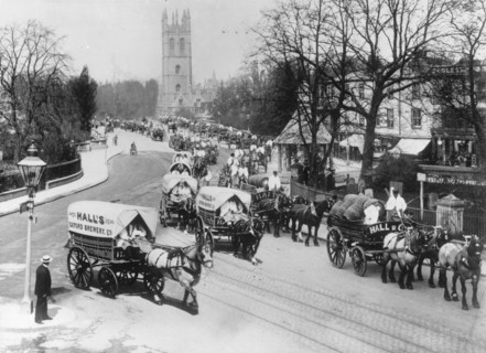 Hall's Brewery drays lead the May Day processions, Magdalen Bridge, Oxford, Oxfordshire, 1912