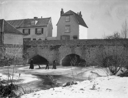 A group skating on the frozen River Thames, Abingdon Bridge, Abingdon, Oxfordshire, c1860-c1922