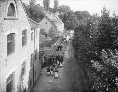 Workers at the Early Blanket Factory, Witney, Oxfordshire, c1860-c1922