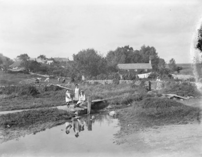 Girls posing, The Ford, Shipton Oliffe, Shipton, Gloucestershire, 1905