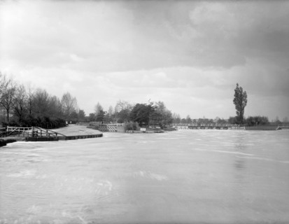 Caversham Lock, Caversham, Reading, Berkshire, 1883
