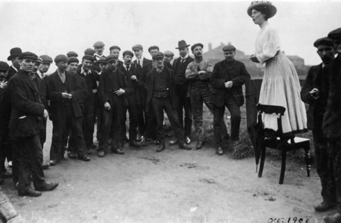 Una Dugdale addressing a small crowd of men at the Newcastle by-election, September, 1908. Artist: Unknown