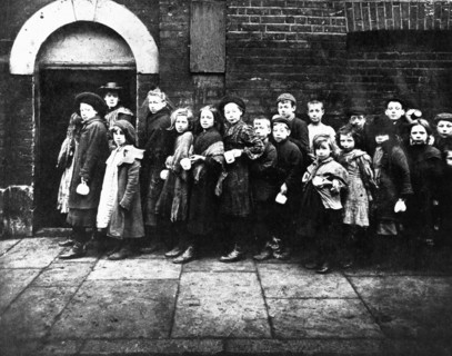 Children queuing for farthing breakfast, Hanbury Street, London. Artist: Unknown