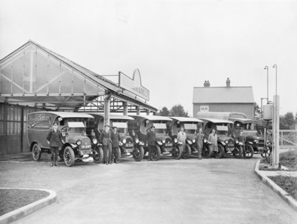 Reeves vans outside the factory, London, (c1930s?). Artist: Unknown