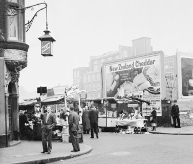 Tubby Isaacs stall, Middlesex Street, Aldgate, London, (1960s?). Artist: Unknown