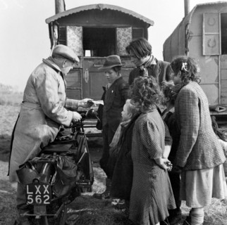 Gypsies, London, 1953. Artist: Henry Grant