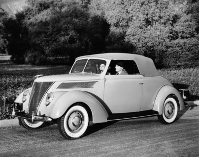 1937 Ford V8 model 78 lub Cabriolet, (1937?). Artist: Unknown