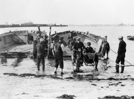 Ryde Ferry, 1920. Artist: Unknown