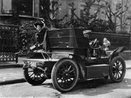 A 1904 De Dion car parked in a street, (c1904?). Artist: Unknown