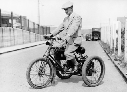 An 1898 De Dion tricycle and rider, (c1898?). Artist: Unknown
