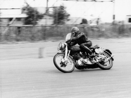 CE Mills riding a 998cc Vincent, Silverstone, Northamptonshire, 1959. Artist: Unknown