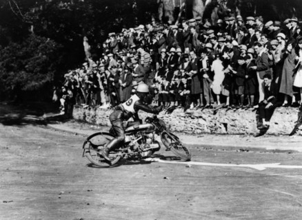 Jack Robinson on a Norton bike, during an Amateur TT race, 1925. Artist: Unknown
