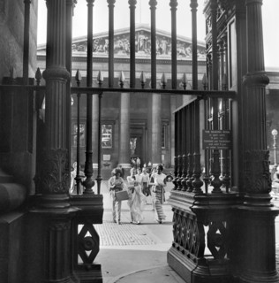 Three young women walk towards the exit gateway of the British Museum, Camden, London, c1946-c1959