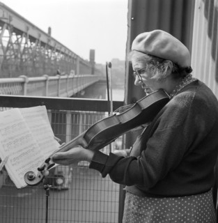 Busker playing the violin, Hungerford Bridge, Lambeth, London, c1946-c1959