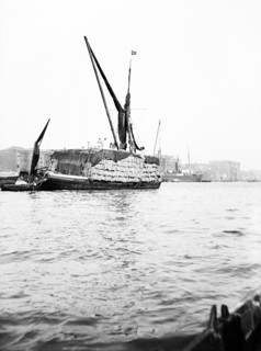 Topsail barge on the Thames with its top mast lowered, London, c1905. Artist: Unknown