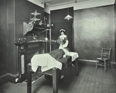 X-ray room, Fulham School treatment centre, London, 1914. Artist: Unknown.
