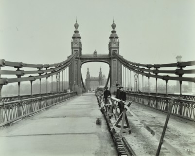 Workmen on old Chelsea Bridge, London, 1921. Artist: Unknown.