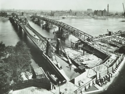 Old Lambeth Bridge with temporary footbridge alongside, London, before 1932. Artist: Unknown.