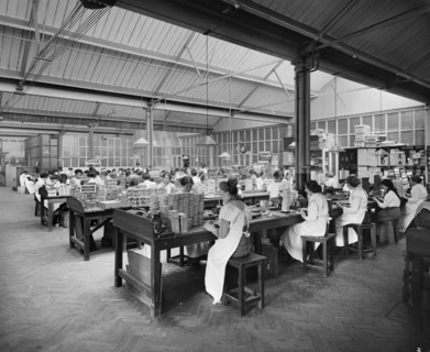 Cigarette production at the Teofani tobacco factory, Chryssel Road, Brixton, London, September 1916