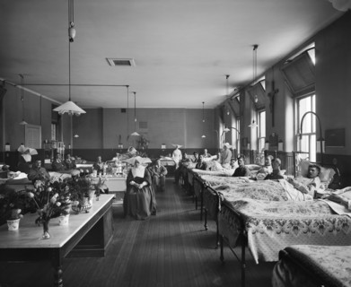 Convalescing soldiers at the Italian Hospital, Queen Square, Camden, London, January 1918