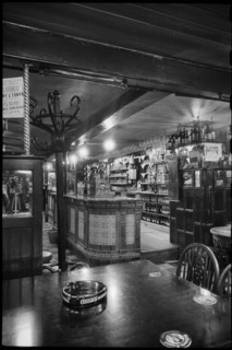 Whitelock's public house, 8 Turk's Head Yard, Leeds, West Yorkshire, c1955-c1980