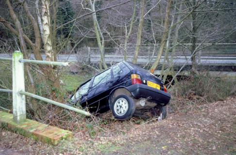 Fiat Uno crashed in to ditch. Artist: Unknown.