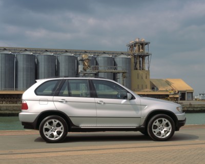 2000 BMW X5 4.4i. Artist: Unknown.