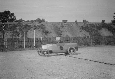 HE 14/40 driven by RJ Sully, Brooklands. Artist: Bill Brunell.