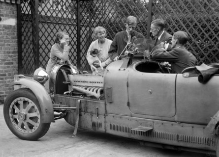 Denis Evans inspecting the plugs of his Bugatti Type 43 2262cc. Artist: Bill Brunell.