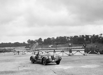 HC Hunter's Alfa Romeo driving through the chicane, JCC Members' Day, Brooklands, 8 July 1939. Artist: Bill Brunell.