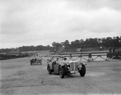 Cars racing through the chicane, JCC Members Day, Brooklands, 8 July 1939. Artist: Bill Brunell.
