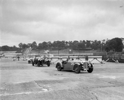 Cars racing through the chicane, JCC Members Day, Brooklands, 8 July 1939. Artist: Bill Brunell.