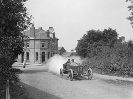 Leon Molon's Minerva passing the Ginger Hall Hotel, Sulby, during the RAC Isle of Man TT race, 1914. Artist: Bill Brunell.
