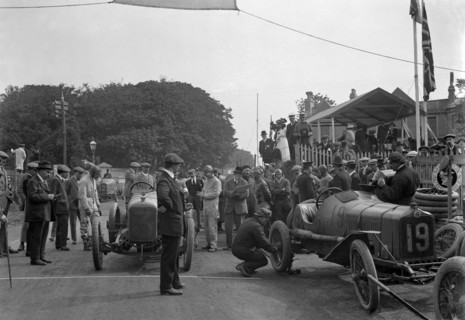 Minerva and Straker-Squire cars at the RAC Isle of Man TT race, 10 June 1914. Artist: Bill Brunell.
