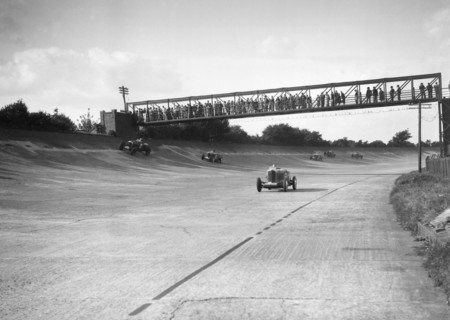 Cars racing on Byfleet Banking during the BRDC 500 Mile Race, Brooklands, 3 October 1931. Artist: Bill Brunell.