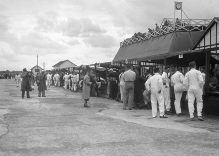 LCC Relay GP, Brooklands, 25 July 1931. Artist: Bill Brunell.