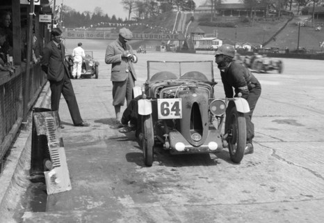 MG C type of FM Montgomery and R Hebeler at the JCC Double Twelve race, Brooklands, 8/9 May 1931. Artist: Bill Brunell.